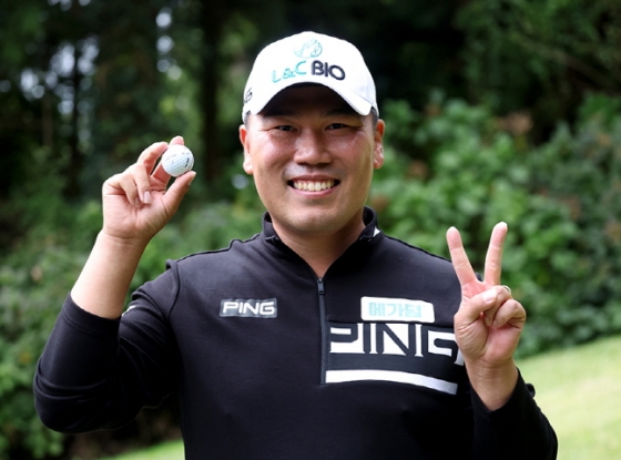 이대한이 9일 2024시즌 최종전 한국남자프로골프(KPGA) 투어챔피언십 3라운드 7번 홀에서 홀인원을 성공시키고 포즈를 취하고 있다. /사진=KPGA 투어 제공