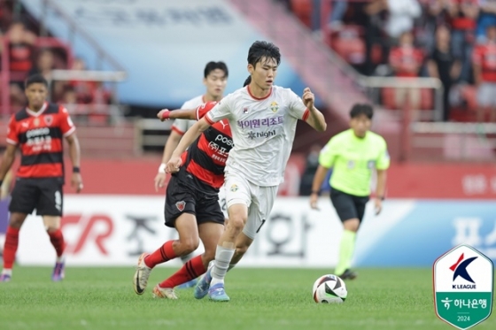 경기에 집중하는 이기혁(오른쪽). /사진=한국프로축구연맹 제공