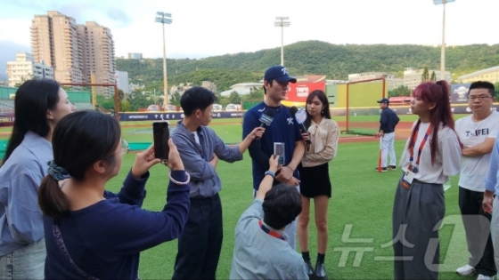 9일 톈무구장에서 대만 매체와 인터뷰 중인 곽빈(가운데). /사진=뉴스1