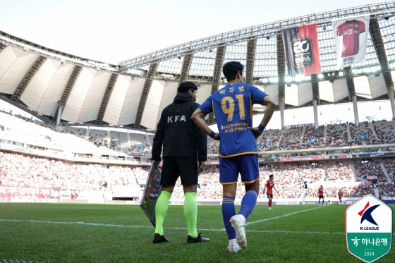 교체 투입되는 박주영(오른쪽). /사진=한국프로축구연맹 제공