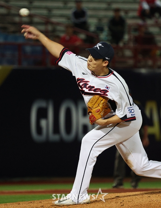 임찬규가 10일 대만 타이베이시의 톈무 야구장에서 열린 대만프로야구(CPBL) 웨이취안 드래곤스와 평가전에서 투구하고 있다. /사진=김진경 대기자 