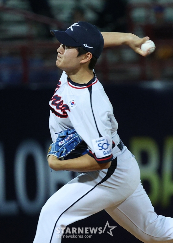 김택연이 10일 대만 타이베이시의 톈무 야구장에서 열린 대만프로야구(CPBL) 웨이취안 드래곤스와 평가전에서 투구하고 있다. /사진=김진경 대기자