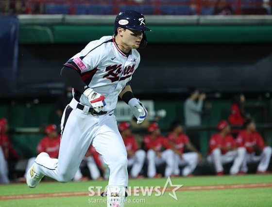 윤동희가 10일 대만 타이베이시의 톈무 야구장에서 열린 대만프로야구(CPBL) 웨이취안 드래곤스와 평가전에서 2회 말 솔로홈런을 터트리고 있다. /사진=김진경 대기자