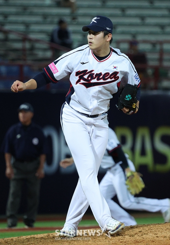 박영현이 10일 대만 타이베이시의 톈무 야구장에서 열린 대만프로야구(CPBL) 웨이취안 드래곤스와 평가전에서 투구하고 있다. /사진=김진경 대기자