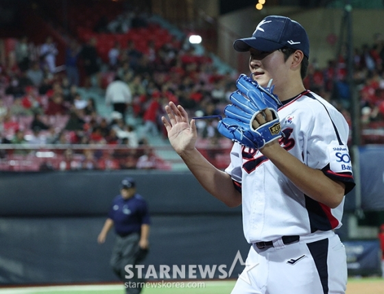 김택연이 10일 대만 타이베이시의 톈무 야구장에서 열린 대만프로야구(CPBL) 웨이취안 드래곤스와 평가전에서 8회 초를 마친 후 더그아웃으로 들어가고 있다. /사진=김진경 대기자 