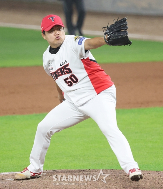 한국시리즈에서 역투하는 장현식. /사진=김진경 대기자