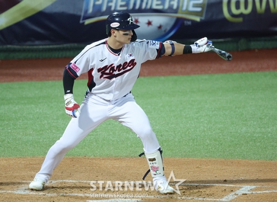 윤동희가 10일 대만 타이베이시의 톈무 야구장에서 열린 대만프로야구(CPBL) 웨이취안 드래곤스와 평가전에서 타석에 들어서고 있다. /사진=김진경 대기자 