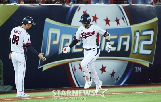 윤동희가 10일 대만 타이베이시의 톈무 야구장에서 열린 대만프로야구(CPBL) 웨이취안 드래곤스와 평가전에서 2회 말 솔로홈런을 터트리고 있다. /사진=김진경 대기자