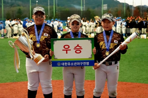 우승을 차지한 충남 아산시유소년야구단 선수들. /사진=대한유소년야구연맹