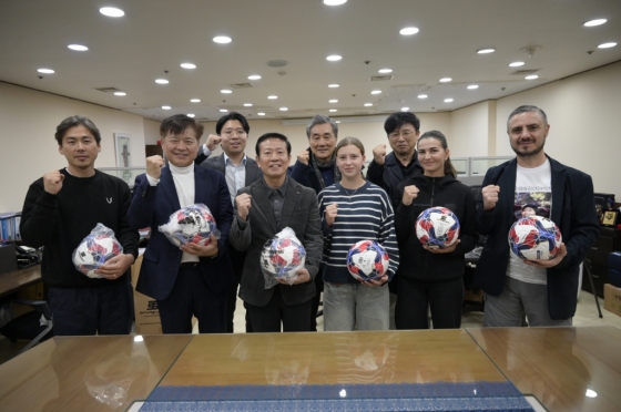 왼쪽 두 번째부터 구진성 대표 국제 다문화 축구연맹 김경수 회장, 볼바네츠 /사진제공=이태석 재단