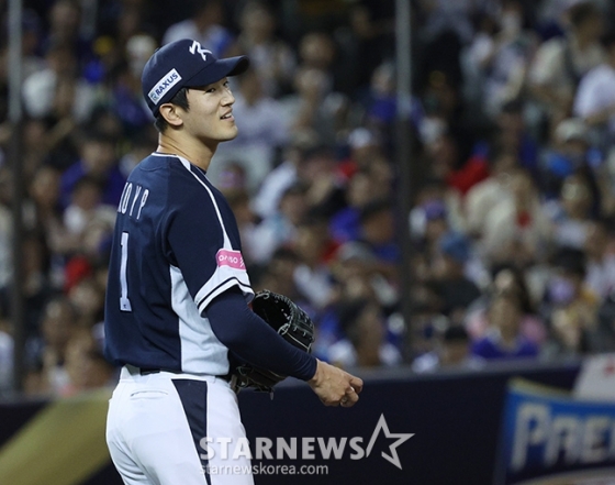 고영표가 13일 대만 타이베이시 타이베이돔에서 열린 대만과 2024 세계야구소프트볼연맹(WBSC) 프리미어12 B조 조별예선 1차전에 나서고 있다. /사진=김진경 대기자 