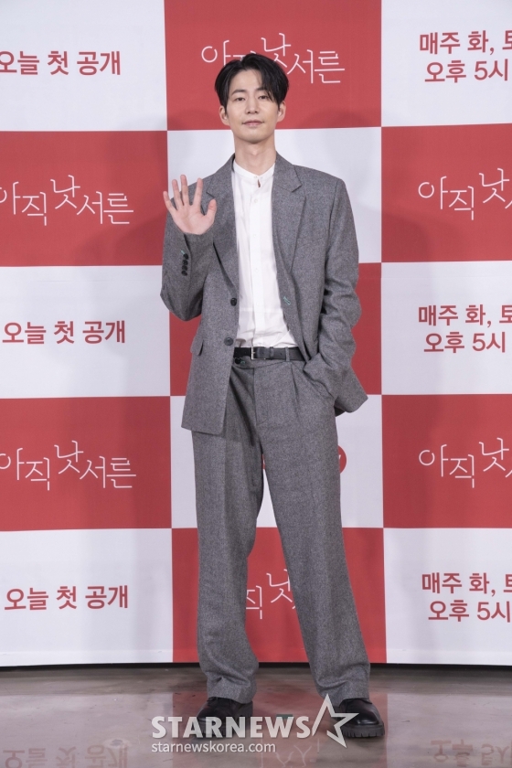 배우 송재림이 23일 오후 온라인 생중계로 진행된 카카오TV 오리지널 드라마 '아직 낫서른' 제작발표회에 앞서 포즈를 취하고 있다. /사진제공=카카오M