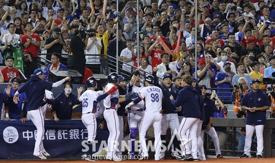 [포토] 홈런 두 방에 타이베이돔은 축제