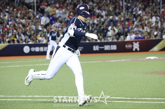 나승엽이 13일 대만 타이베이시 타이베이돔에서 열린 대만과 2024 세계야구소프트볼연맹(WBSC) 프리미어12 B조 조별예선 1차전에서 7회 솔로포를 터트리고 있다. /사진=김진경 대기자