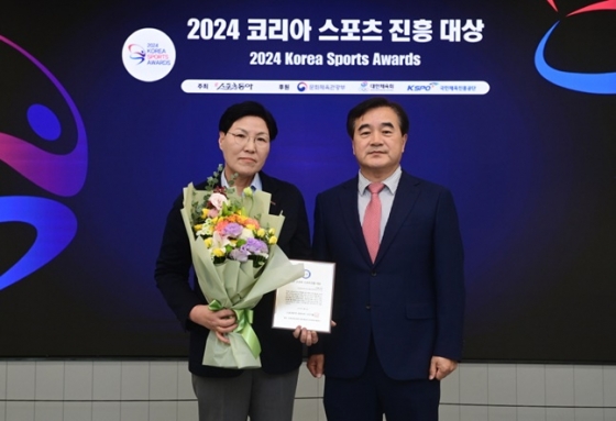 KLPGT 이영미(왼쪽) 대표이사가 13일 2024 코리아 스포츠진흥대상 스페셜 부문을 수상하고 있다.  사진제공=스포츠동아