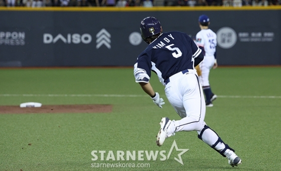 김도영이 13일 대만 타이베이시 타이베이돔에서 열린 대만과 2024 세계야구소프트볼연맹(WBSC) 프리미어12 B조 조별예선 1차전에서 4회 초 1타점 2루타를 치고 달리고 있다. /사진=김진경 대기자 