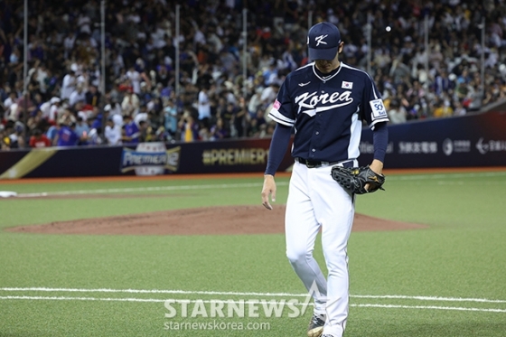 '2024 WBSC 프리미어12' B조 예선 한국-대만전이 13일 대만 타이베이돔에서 열렸다.  한국 선발 고영표가 2회 6실점 한 후 고개를 숙인 채 더그아웃으로 향하고 있다. /사진=김진경 대기자