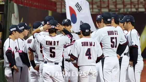 한국 야구 대표팀이 14일 대만 타이베이시 톈무 야구장에서  열린 쿠바와 2024 세계야구소프트볼연맹(WBSC) 프리미어12 B조 조별예선 2차전에서 결의를 다지고 있다. /사진=김진경 대기자 