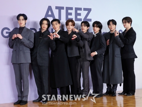 그룹 에이티즈(ATEEZ)가 14일 오후 서울 송파구 롯데호텔 월드에서 진행된 미니 11집 '골든 아워 : 파트 2(GOLDEN HOUR : Part.2)' 발매 기념 기자간담회에 참석해 포즈를 취하고 있다.  에이티즈의 미니 11집에는 '딥 다이브(DEEP DIVE)'를 시작으로 '씬 1 : 밸류(Scene 1 : Value)', '아이스 온 마이 티스(Ice On My Teeth)', '맨 온 파이어(Man on Fire)', '셀피쉬 왈츠(Selfish Waltz)', '이너프(Enough)'까지 총 6개의 트랙이 수록돼 있다. 2024.11.14 /사진=김창현 chmt@