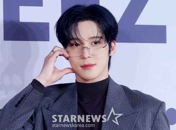 그룹 에이티즈(ATEEZ) 윤호가 14일 오후 서울 송파구 롯데호텔 월드에서 진행된 미니 11집 '골든 아워 : 파트 2(GOLDEN HOUR : Part.2)' 발매 기념 기자간담회에 참석해 포즈를 취하고 있다.  에이티즈의 미니 11집에는 '딥 다이브(DEEP DIVE)'를 시작으로 '씬 1 : 밸류(Scene 1 : Value)', '아이스 온 마이 티스(Ice On My Teeth)', '맨 온 파이어(Man on Fire)', '셀피쉬 왈츠(Selfish Waltz)', '이너프(Enough)'까지 총 6개의 트랙이 수록돼 있다. 2024.11.14 /사진=김창현 chmt@