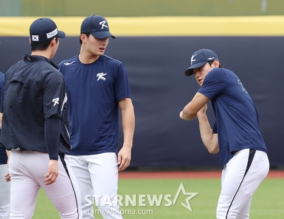 [포토] 윤동희에게 설명하는 김도영