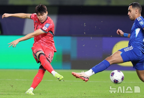 쿠웨이트 자베르 알아흐마드 국제경기장에서 열린 2026 국제축구연맹(FIFA) 북중미 월드컵 아시아 3차 예선 B조 5차전 한국과 쿠웨이트의 경기 후반전, 배준호(왼쪽)가 골을 넣고 있다. /사진=뉴시스