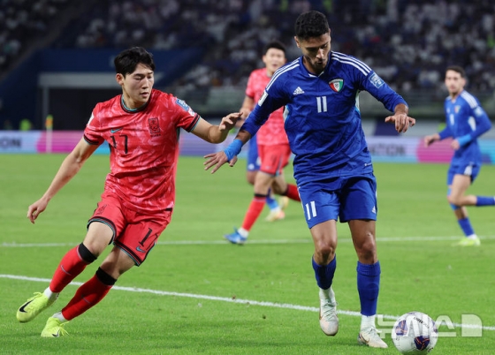 쿠웨이트 자베르 알아흐마드 국제경기장에서 열린 2026 국제축구연맹(FIFA) 북중미 월드컵 아시아 3차 예선 B조 5차전 한국과 쿠웨이트의 경기 후반전, 한국 배준호가 쿠웨이트 에이드 알 라셰디와 볼다툼을 하고 있다. /사진=뉴시스