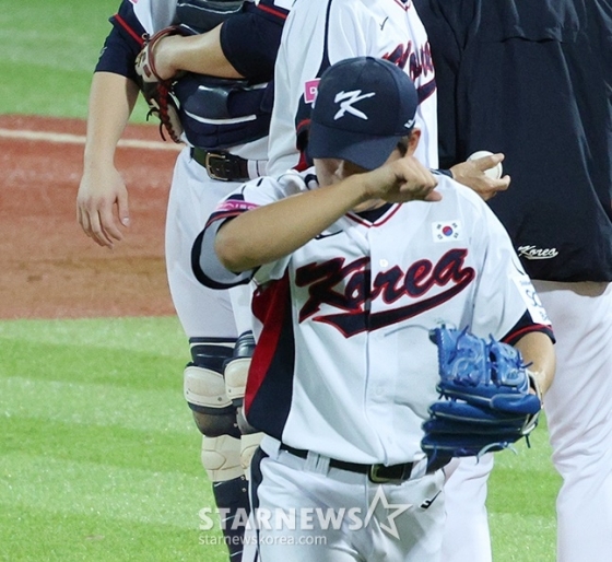 김택연이 14일 오후 6시(현지시간) 대만 타이베이시 톈무 야구장에서 열린 쿠바와 2024 세계야구소프트볼연맹(WBSC) 프리미어12 B조 조별예선 2차전에서 8회 초 마운드를 내려가고 있다. /사진=김진경 대기자 