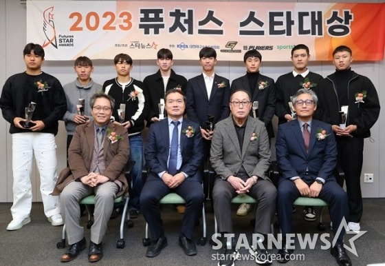 '2023 퓨처스 스타대상' 시상식 참석자들. (왼쪽 위부터 시계방향으로, 당시 소속) 축구 오산고 강주혁, 영등포공고 김현민, 영등포공고 손승민, 신평고 정마호, 야구 장충고 황준서, 세광고 박지환, 경기상고 한지윤, 대구고 배찬승, 양해영 대한야구소프트볼협회 부회장, 김인식 KBO 총재 어드바이저, 박준철 스타뉴스 대표, 한준희 대한축구협회 부회장. /사진=김창현 기자