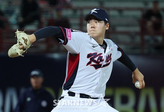 한국 야구 대표팀이 '2024 WBSC 프리미어12'를 앞두고 10일 오후 대만 타이베이 티엔무 야구장에서 작년 대만 우승팀 웨이치안 드래곤즈와 연습경기를 가졌다. 최승용이 역투하고 있다. /사진=김진경 대기자