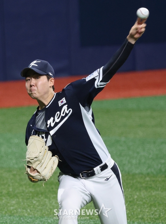 대한민국 야구 대표팀이 '2024 WBSC 프리미어 12' 츨전을 앞두고 7일 서울 고척스카이돔에서 최종 훈련에 임했다. 최승용이 피칭 훈련을 하고 있다. /사진=김진경 대기자