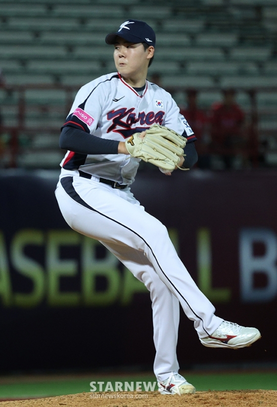 한국 야구 대표팀이 '2024 WBSC 프리미어12'를 앞두고 10일 오후 대만 타이베이 티엔무 야구장에서 작년 대만 우승팀 웨이치안 드래곤즈와 연습경기를 가졌다. 최승용이 역투하고 있다. /사진=김진경 대기자