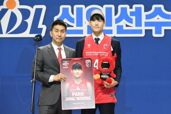 안양 정관장의 김상식 감독과 박정웅(오른쪽)이 KBL 드래프트에서 포즈를 취하고 있다. /사진=뉴시스 제공