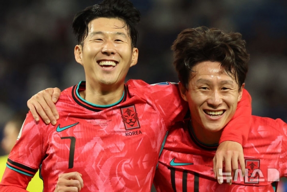 14일 오후(현지시각) 쿠웨이트 자베르 알아흐마드 국제경기장에서 열린 2026 국제축구연맹(FIFA) 북중미 월드컵 아시아 3차 예선 B조 5차전 한국과 쿠웨이트의 경기 전반전, 한국 손흥민이 직접 얻어낸 페널티킥을 성공한 후 이재성과 기뻐하고 있다. /사진=뉴시스