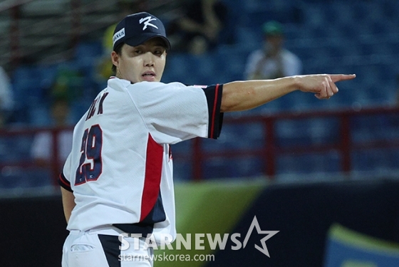 [포토] 임찬규 '방망이 돌았어'