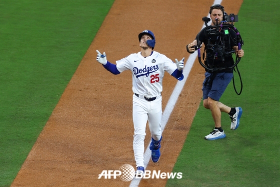 LA 다저스 토미 현수 에드먼이 10월 27일(한국 시각) 뉴욕 양키스와 2024 월드시리즈 2차전에서 2회 홈런을 친 뒤 그라운드를 돌고 있다. /AFPBBNews=뉴스1