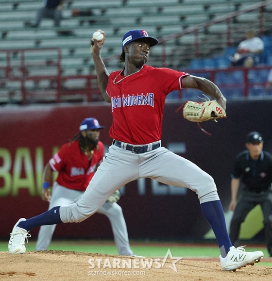 '2024 WBSC 프리미어12' B조 예선 한국-도미니카전이 16일 대만 티엔무 야구장에서 열렸다.  도미니카 선발 킬로메가 역투하고 있다. /사진=김진경 대기자