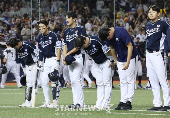 '2024 WBSC 프리미어12' B조 예선 한국-일본전이 15일 대만 타이베이돔에서 열렸다.  한국 선수들이 일본에 3-6으로 패한 후 응원단에 인사하고 있다. /사진=김진경 대기자