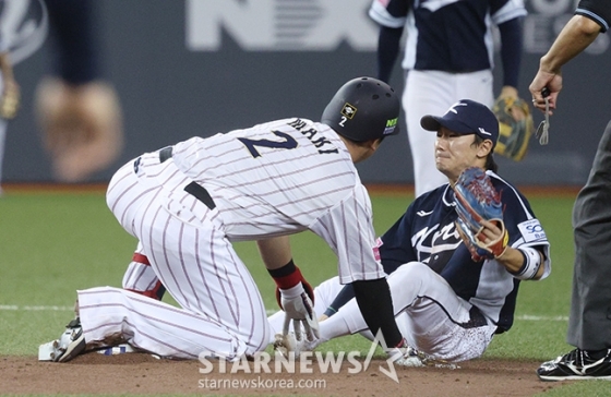 '2024 WBSC 프리미어12' B조 예선 한국-일본전이 15일 대만 타이베이돔에서 열렸다.  일본 마키가 7회말 2사에서 좌월 2루타를 날린 후 2루에서 세이프되고 있다. 한국 2루수는 신민재. /사진=김진경 대기자