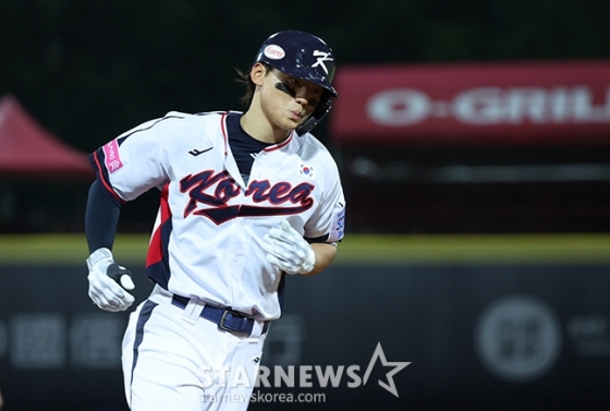 김도영이 14일 대만 타이베이시 톈무 야구장에서 열린 쿠바와 2024 세계야구소프트볼연맹(WBSC) 프리미어12 B조 조별예선 2차전에서 2회 말 만루홈런을 터트리고 그라운드를 돌고 있다. /사진=김진경 대기자