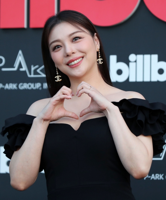 [서울=뉴시스] 김혜진 기자 = 가수 에일리가 27일 오후 서울 중구 신라호텔에서 열린 'Billboard K POWER 100' 이벤트 포토월 행사에서 포즈를 취하고 있다.  'Billboard K POWER 100' 이벤트는 빌보드 코리아의 공식 론칭을 기념하는 자리로, 한국 대중음악의 근 100년 역사를 기념하며 K-POP을 중심으로 한 한국 음악이 세계 음악 산업에 끼친 영향력을 조명하기 위해 마련됐다. 2024.08.27. jini@newsis.com /사진=김혜진