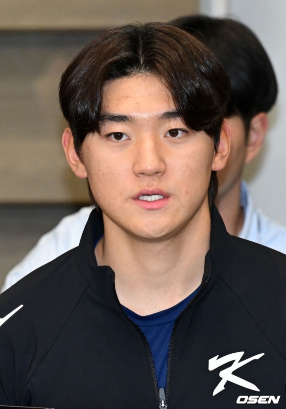 김도영이 19일 인천국제공항을 통해 귀국 후 2024 프리미어12 대회 관련 인터뷰에 응하고 있다. 