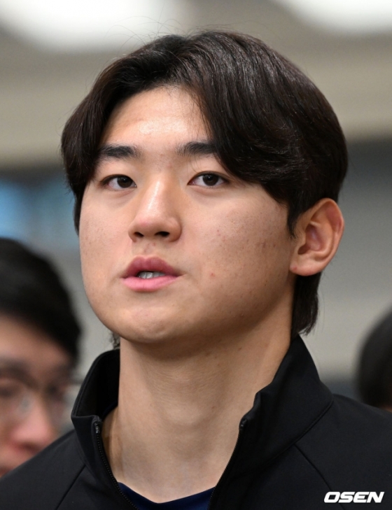 김도영이 19일 인천국제공항을 통해 귀국 후 2024 프리미어12 대회 관련 인터뷰에 응하고 있다. 