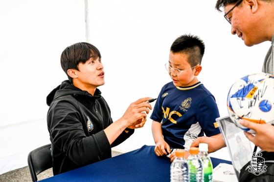 팬 사인회에 참가한 김민성(오른쪽) 군의 모습. /사진=서울이랜드 제공