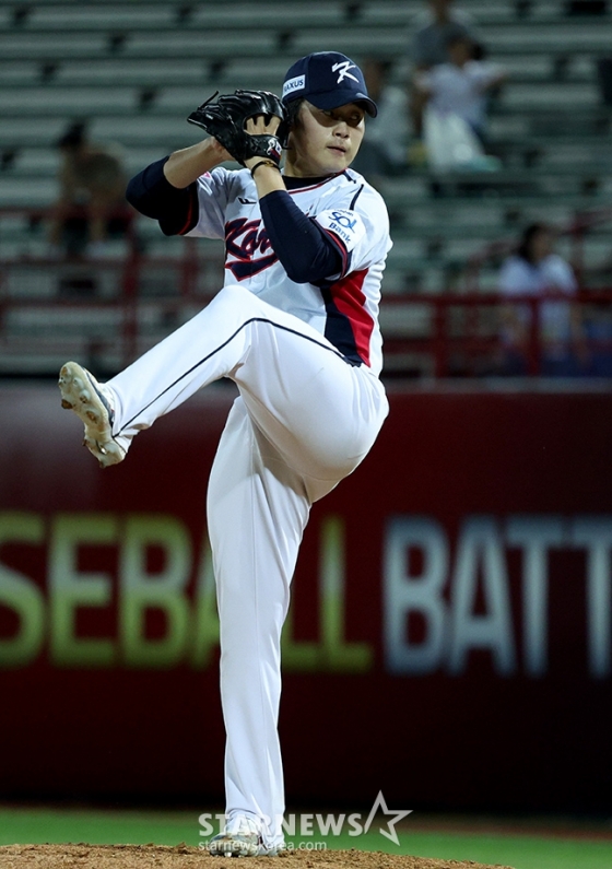 '2024 WBSC 프리미어12' B조 예선 한국-도미니카전이 지난 16일 대만 티엔무 야구장에서 열렸다.  한국 박영현이 역투하고 있다. /사진=김진경 대기자