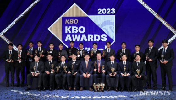 지난해 11월 27일 서울 웨스틴조선호텔 서울에서 열린 2023 신한은행 SOL KBO 시상식에서 허구연 총재가 MPV를 수상한 NC 페디와 신인상 한화 문동주 등 수상자들과 기념 촬영을 하고 있다. /사진=뉴시스