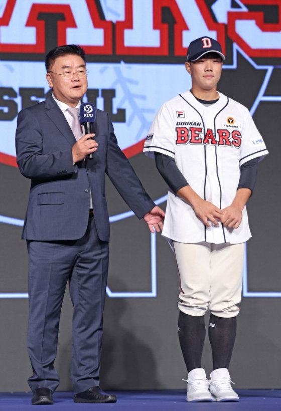 2025 신인 드래프트에서 두산이 1라운드에서 선택한 내야수 박준순(오른쪽)과 김태룡 단장. /사진=두산 베어스 제공