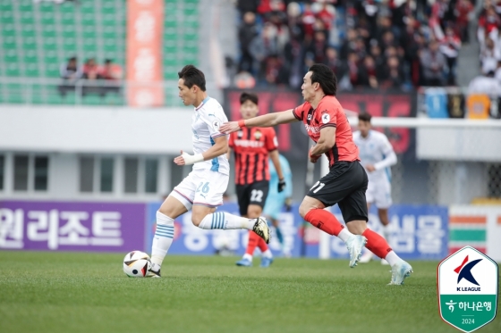 이태석(왼쪽)을 쫓아가는 이유현. /사진=한국프로축구연맹 제공