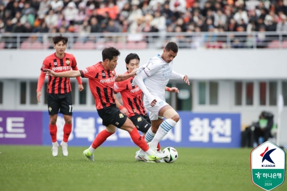 김영빈(왼쪽)과 조르지가 경합하고 있다. /사진=한국프로축구연맹 제공