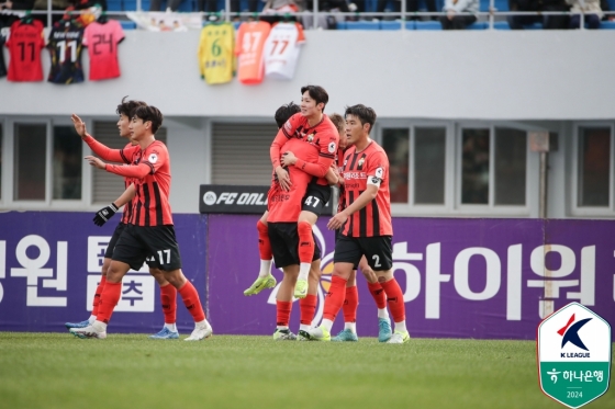 양민혁(47번)이 선제골을 터트린 뒤 동료에게 안겼다. /사진=한국프로축구연맹 제공